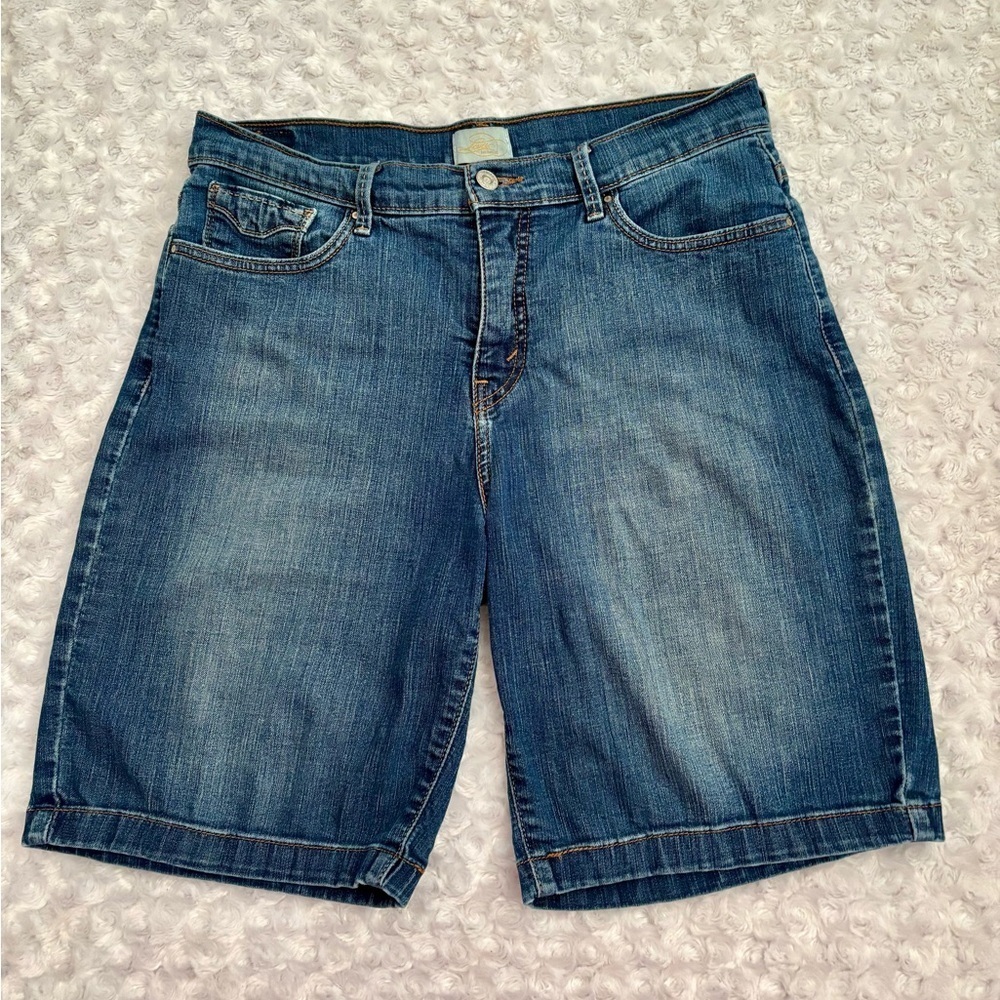 Levi’s 512 Perfectly Slimming Denim Bermuda Shorts Women’s Size 12 Mid-Rise - Picture 2 of 8
